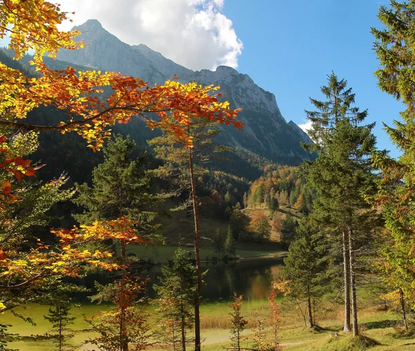 Herfst landschap en de visserij meer ferchensee — Stockfoto