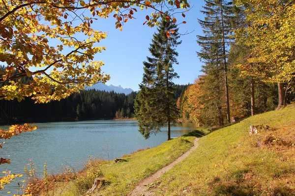 Grubsee, idyllischer Angelsee bei Mittenwald — Stockfoto