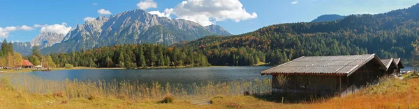 Vista a ferchensee y karwendel con casas de barco en otoño ge —  Fotos de Stock