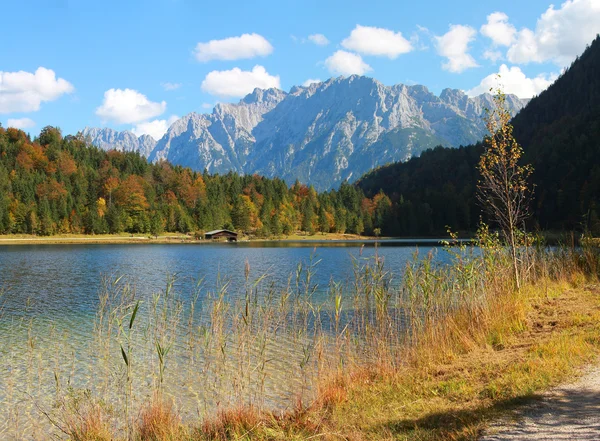 Idílicas montañas otoñales junto al lago ferchensee y karwendel — Foto de Stock