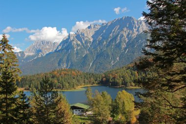 Göl lautersee ve Karwendel'de iz hiking görüntülemek