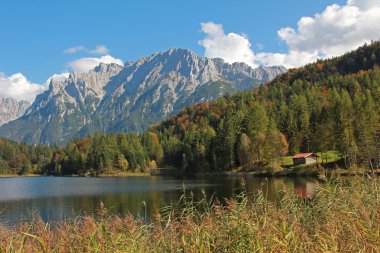 sonbahar doğal lautersee ve Karwendel'de alps