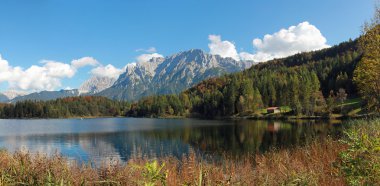 sonbaharda Alp Gölü lautersee ve Karwendel'de Dağları