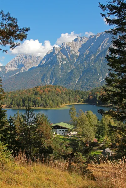 Vue du sentier de randonnée au lac lautersee et karwendel — Photo