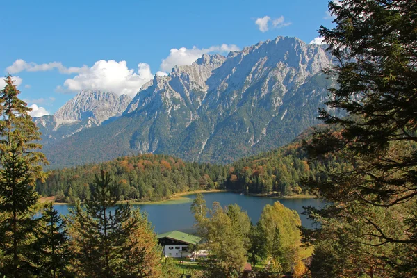 Uitzicht vanaf het wandelpad naar lake lautersee en karwendel — Stockfoto