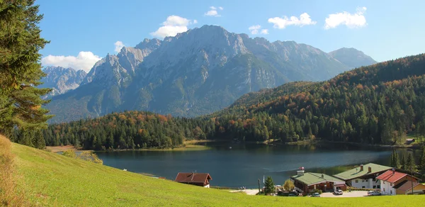 Paysage bavarois pictural, lac lautersee et Alpes — Photo