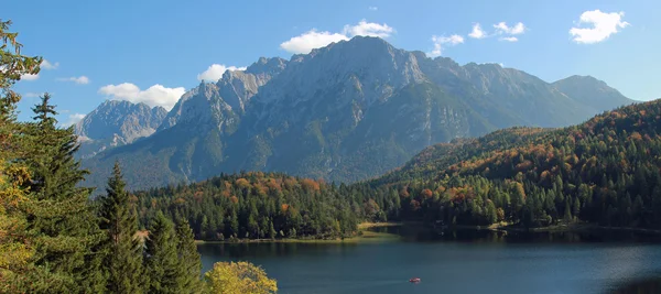 图案的巴伐利亚景观、 湖 lautersee 和阿尔卑斯山 — 图库照片