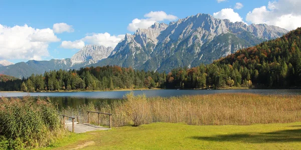 Lautersee och återvinning, höstlig sjön i Bayern — Stockfoto