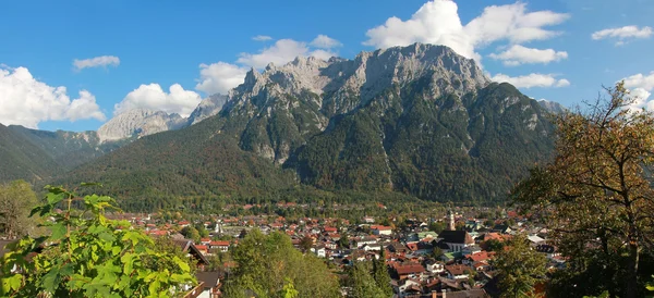 Panoramisch uitzicht naar mittenwald dorp — Stockfoto