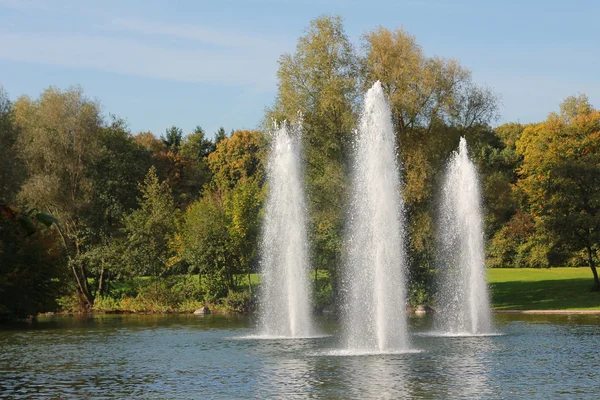 Teich mit drei Wasserfontänen — Stockfoto