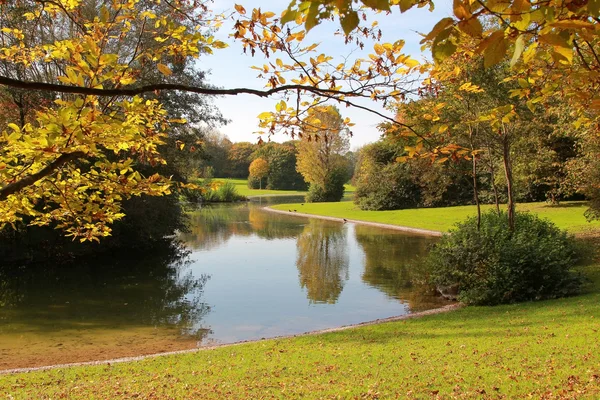 Autumnal park scenery with golden leaves and little pond — Stock Photo, Image