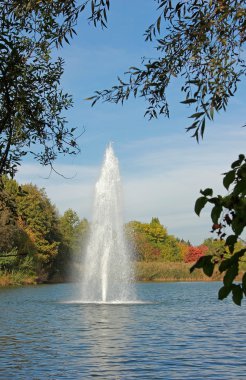 Ekim ayında çeşme ile gölet