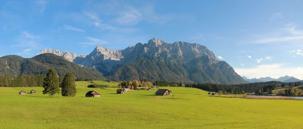 Ländliche Landschaft bei Mittenwald, Ackerland mit Hütten — Stockfoto