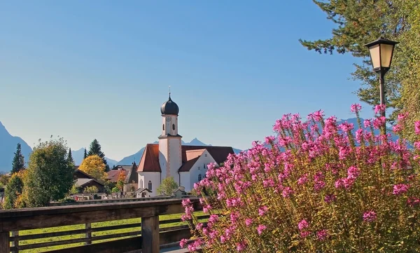 Malerische Bergkirche, Wallgauer Dorf — Stockfoto