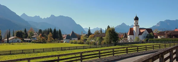 Village idyllique wallgau dans les Alpes bavaroises — Photo