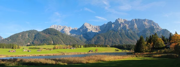 Idyllic moor lake schmalensee and karwendel mountains — Stock Photo, Image