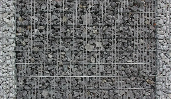 Габіонний паркан, заповнений гранітними каменями — стокове фото