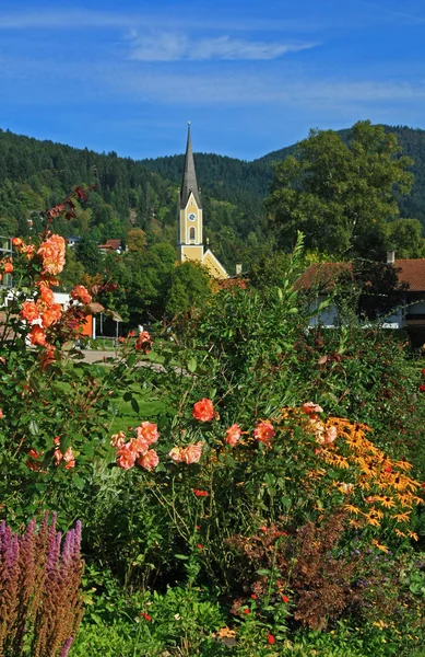 Schliersee ogrodów spa i kościół, bawarskiej miejscowości uzdrowiskowej — Zdjęcie stockowe