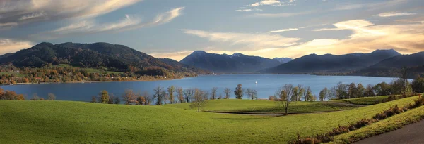 Pohled na jezero tegernsee - večerní nálada na podzim — Stock fotografie