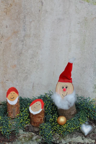 Rustikale selbstgemachte Weihnachtsdekoration mit Wichteln — Stockfoto