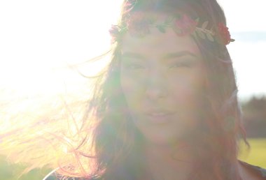 çekici genç kadın uzun saçlı ve çiçek çelenk