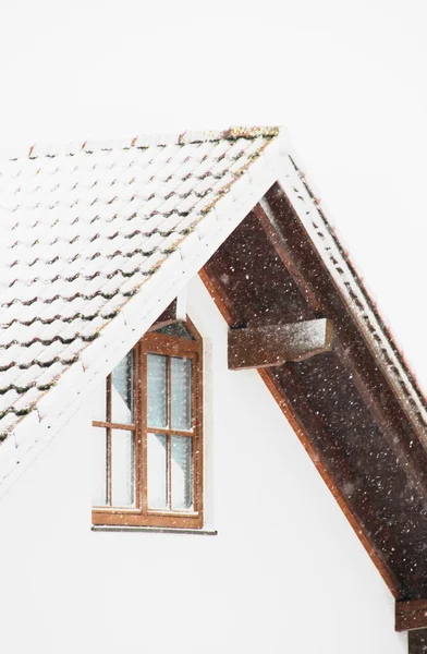 Αέτωμα σπίτι μια χιονισμένη μέρα — Φωτογραφία Αρχείου