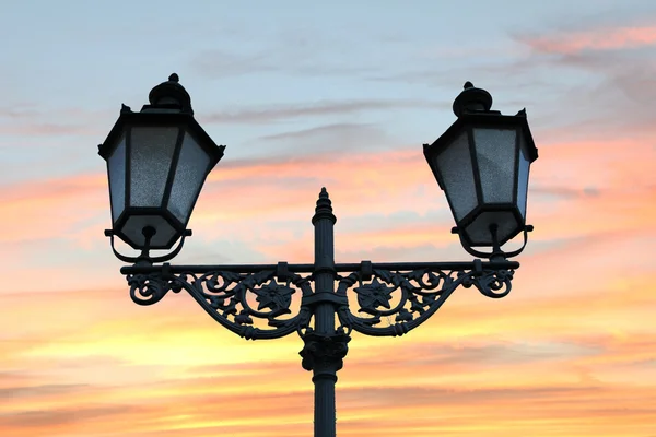 Lampadaire historique et beau ciel couchant — Photo