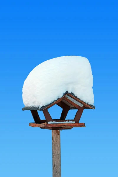 Maison d'oiseaux avec neige couverte — Photo