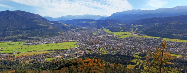 Herfst weergave garmisch-partenkirchen — Stockfoto