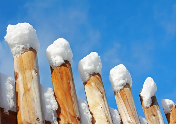 Recinzione in legno con tappi di neve — Foto Stock