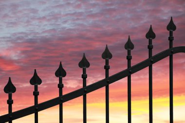 günbatımı gökyüzü karşı metal çit