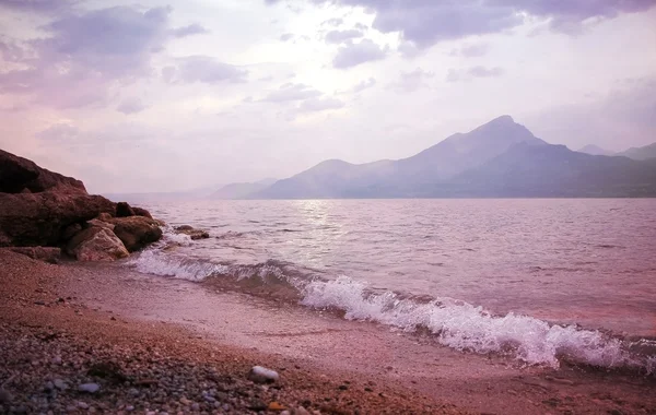 Tramonto spiaggia garda lago — Foto Stock