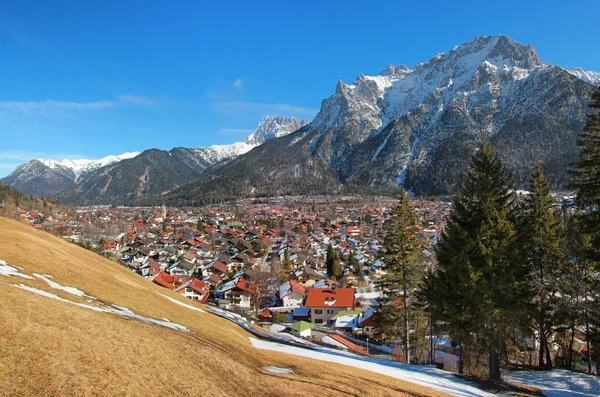 Όμορφη mittenwald χωριό και karwendel βουνά — Φωτογραφία Αρχείου