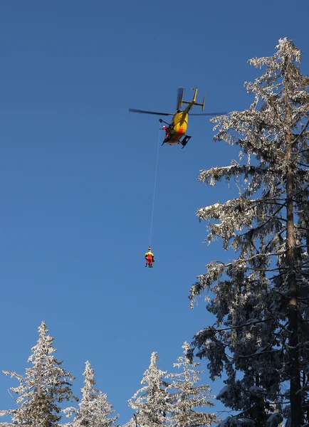L'elicottero di soccorso alpino vola su Immagini Stock Royalty Free