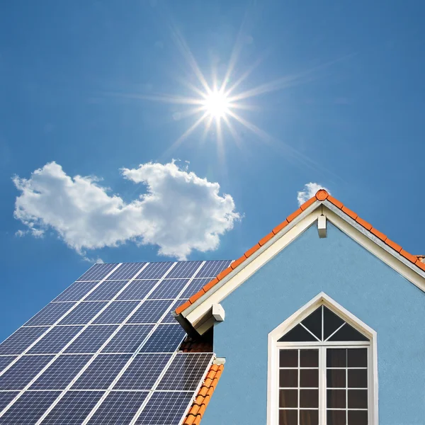 Сучасний новий будинок, дах з сонячними батареями, яскравий сонцезахисний крем — стокове фото
