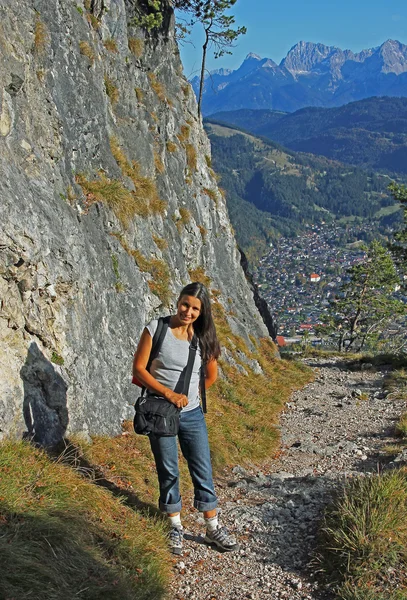 Γυναίκα ορειβασία, πεζοπορία διαδρομή garmisch — Φωτογραφία Αρχείου