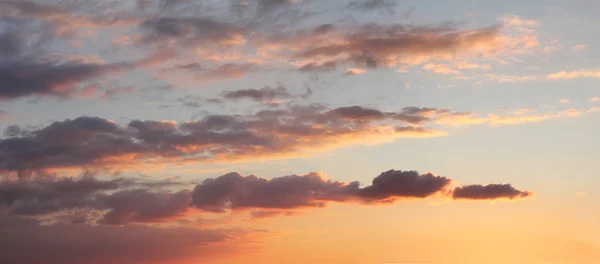 浪漫的夕阳的天空以云 — 图库照片