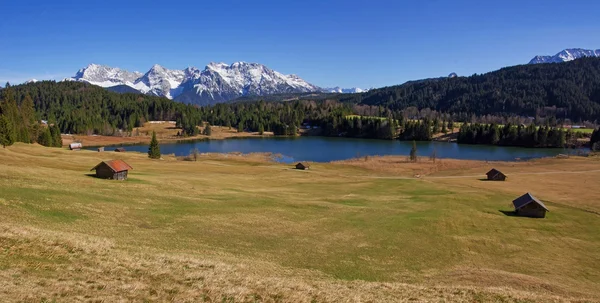 Panoramisch uitzicht op lake gerold en karwendel bergen — Stockfoto