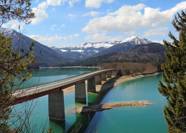 Idylického jezera sylvenstein a mostem, karwendel hory — Stock fotografie