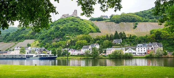 Vue sur la rivière moselle avec paquebot passager, ruine landshut et être — Photo