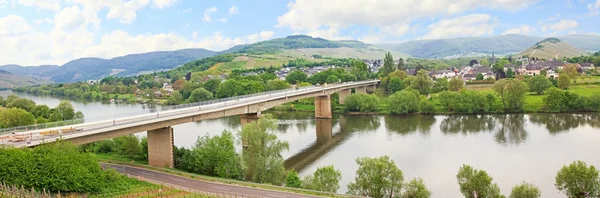 Panoramiczny widok wieś muelheim, Mozeli, Niemcy — Zdjęcie stockowe