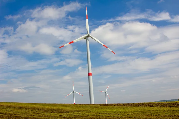 Grupo de molinos de viento, contrarresta cielo azul con nubes — Foto de Stock