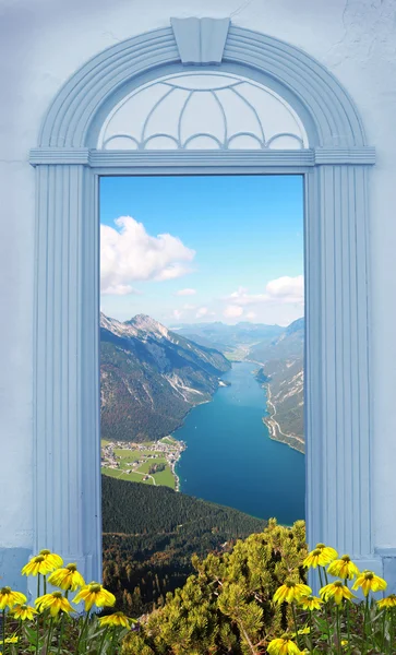 Vista attraverso la porta ad arco, vista lago nelle Alpi — Foto Stock