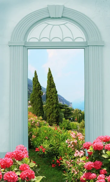 Blick durch gewölbte Tür, mediterrane Landschaft — Stockfoto