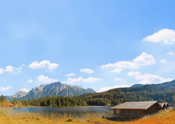 Herbstliche Landschaft Ferchensee in Bayern, blauer Himmel Hintergrund — Stockfoto
