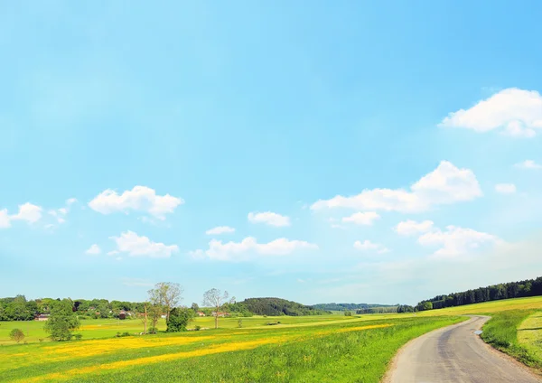 Paisagem rural, céu azul fundo com nuvens — Fotografia de Stock