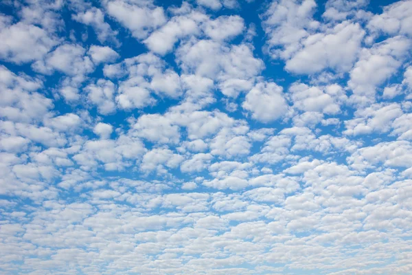 Blå himmel med leriga moln — Stockfoto