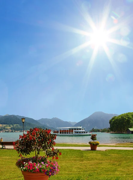 Passagierschiff in Bad Wiessee Hafen und Strandpromenade Tegernsee — Stockfoto