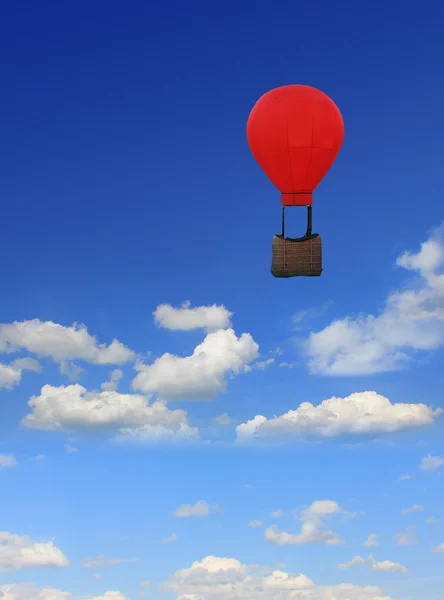 Błękitne niebo z chmurami, pływające balonu na ogrzane powietrze — Zdjęcie stockowe