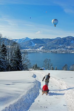 Baba ve oğul Bavyera Alpleri'nde tobogganing bir rota